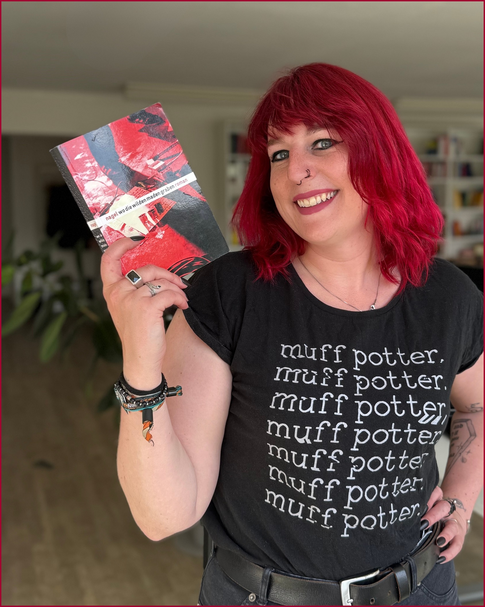 Michelle Szellas, Assistentin der Geschäftsführung bei Lektorat Unker, stellt das Buch von Thorsten Nagelschmidt vor: „Wo die wilden Maden graben“.